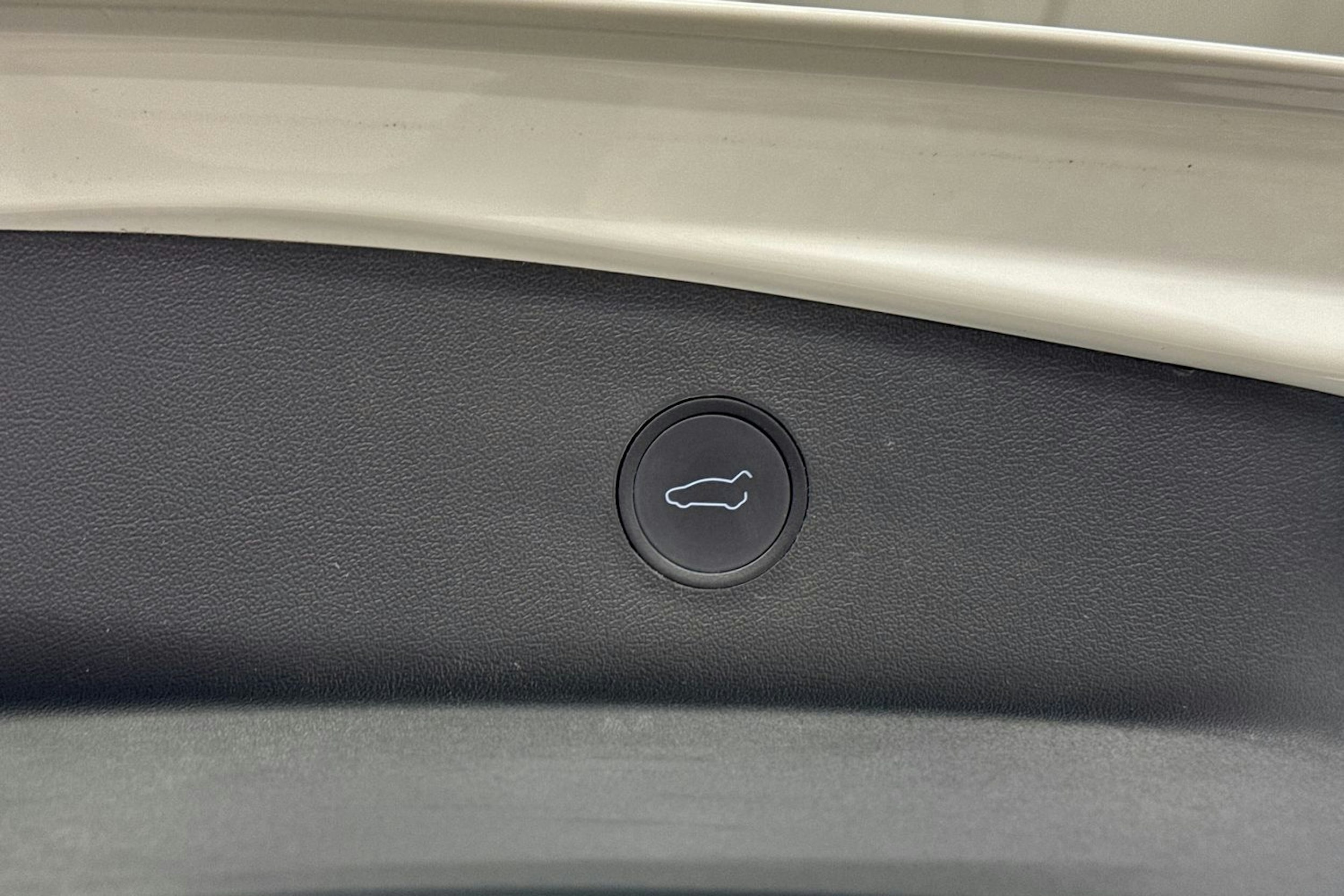 Valkoinen Tesla Model 3 2021 kuva 37.