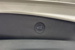 Valkoinen Tesla Model 3 2021 kuva 37.