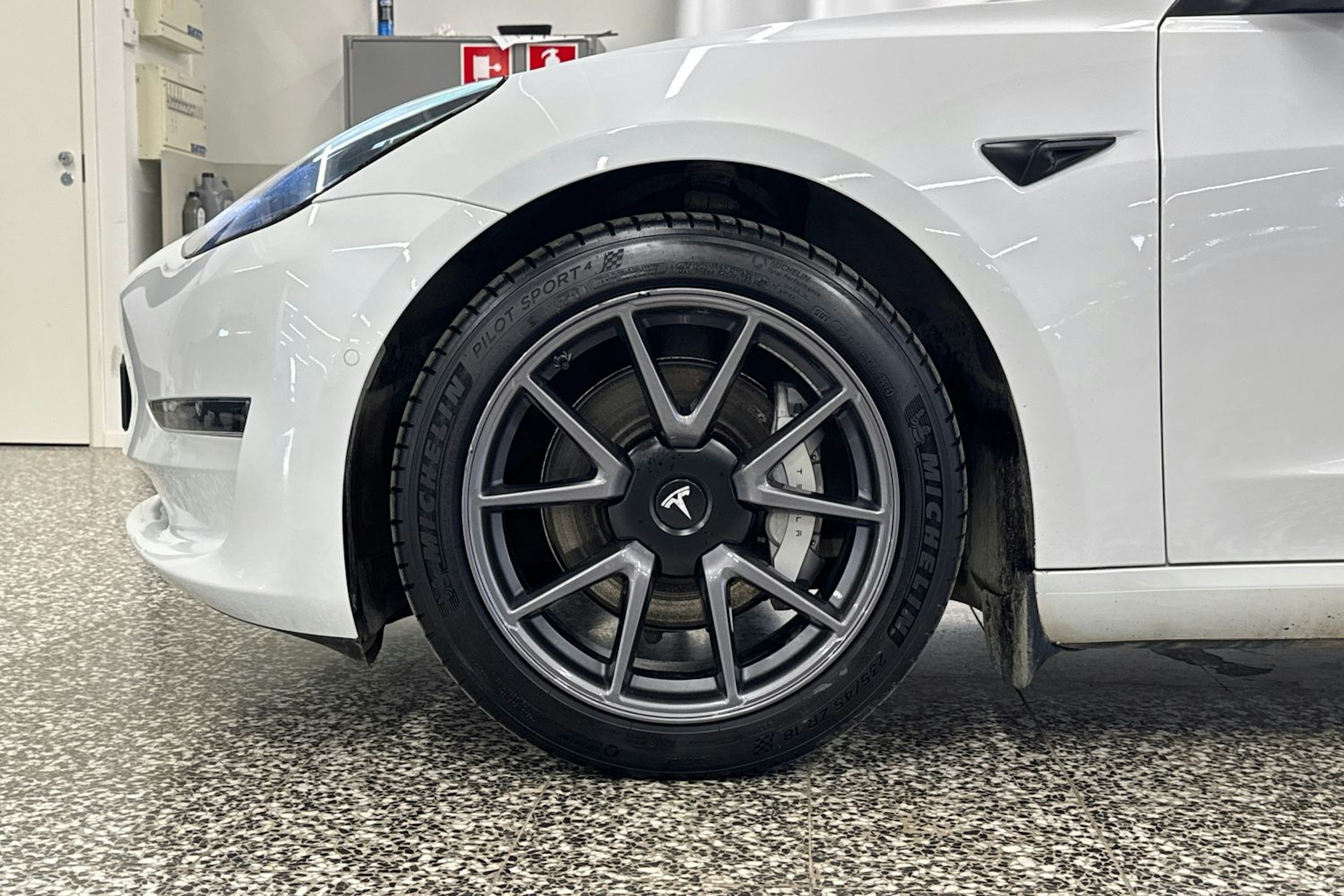 Valkoinen Tesla Model 3 2021 kuva 38.