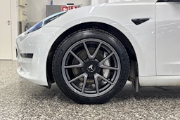 Valkoinen Tesla Model 3 2021 kuva 38.