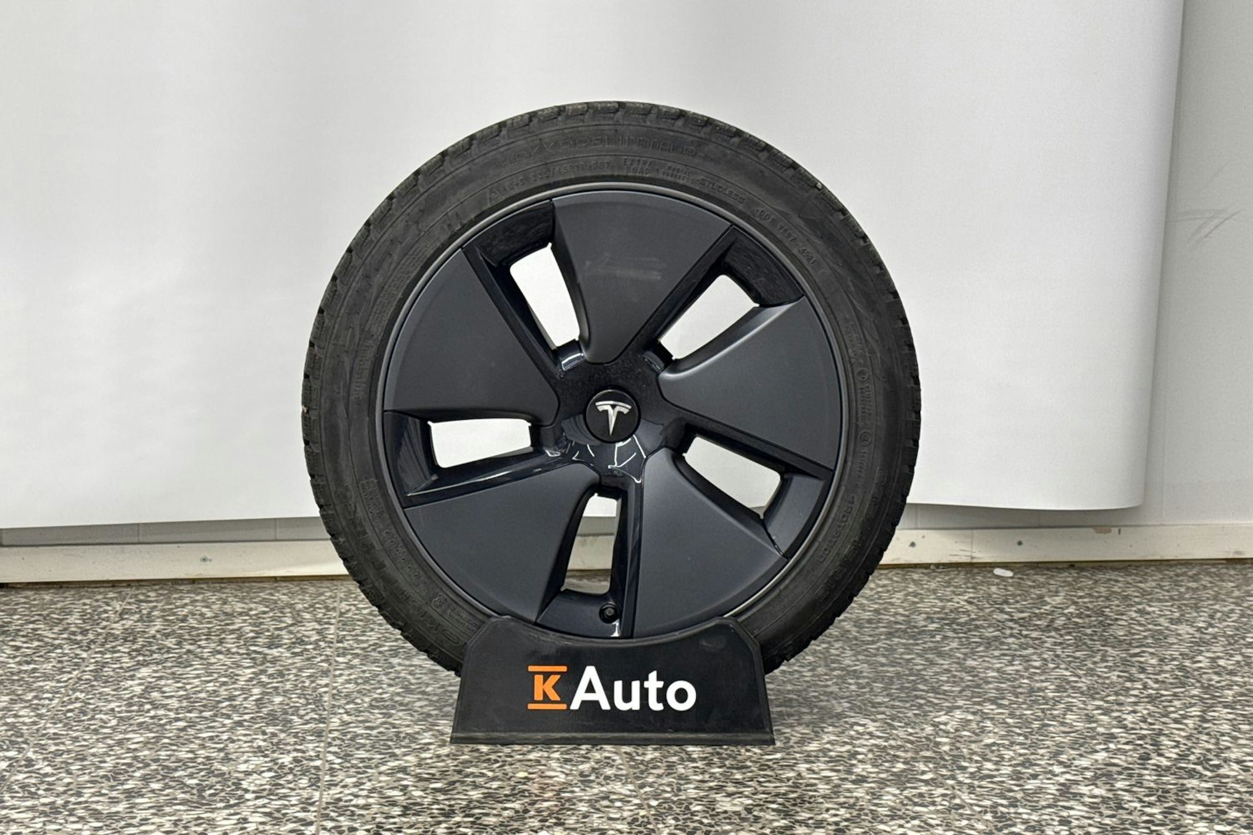 Valkoinen Tesla Model 3 2021 kuva 40.