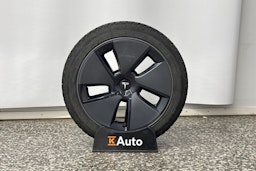 Valkoinen Tesla Model 3 2021 kuva 40.