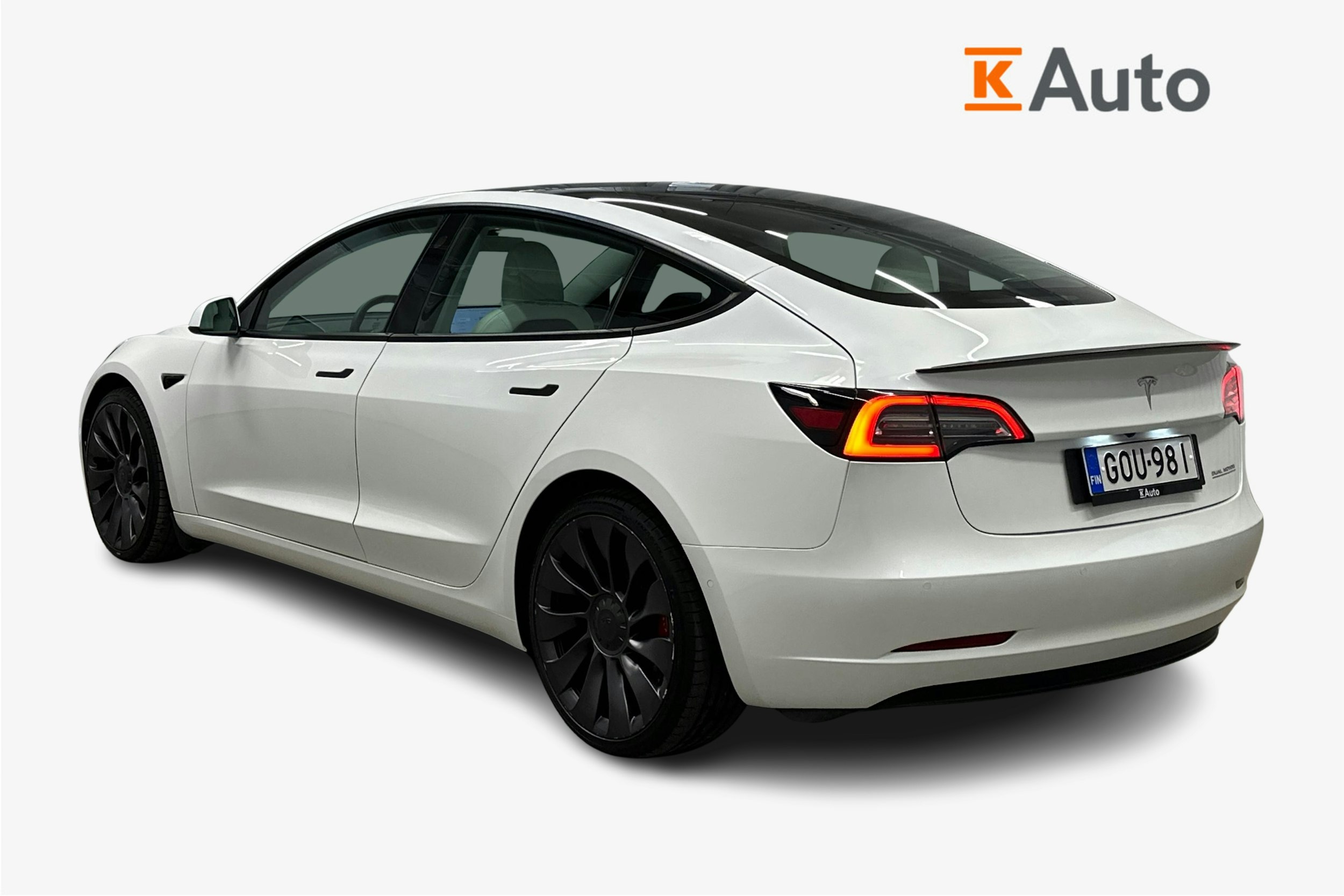 valkoinen Tesla Model 3 2021 kuva 2.
