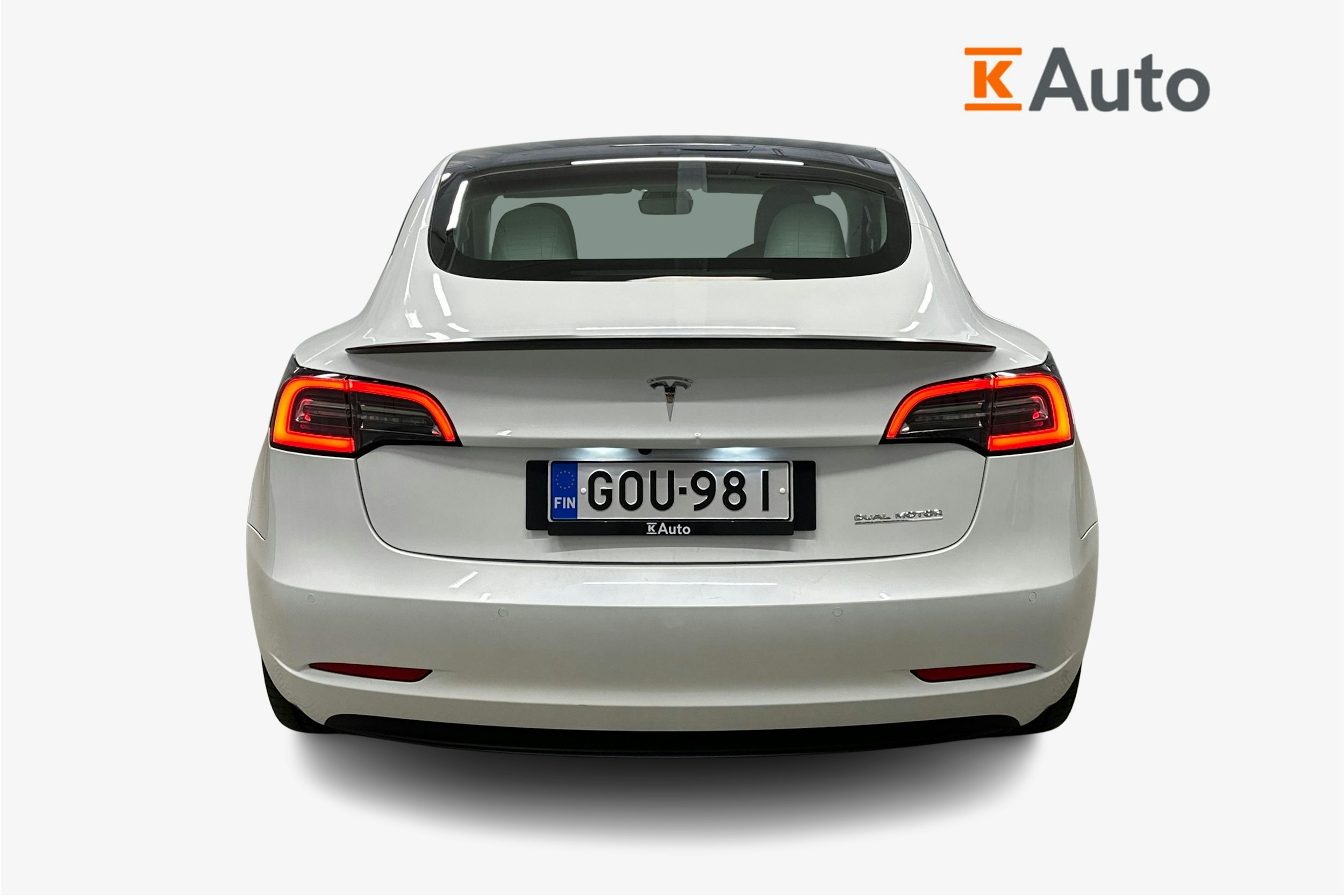 valkoinen Tesla Model 3 2021 kuva 3.