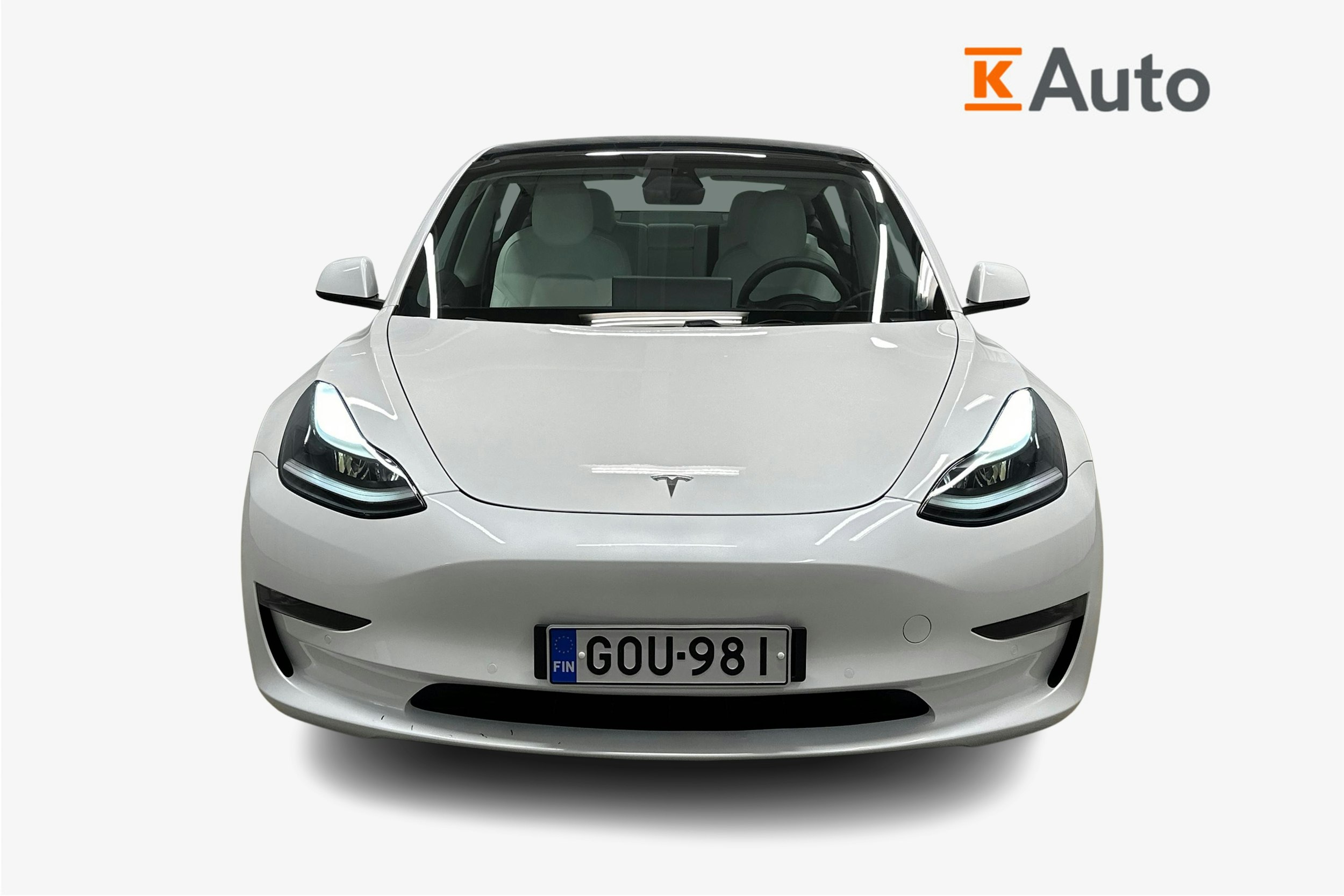 valkoinen Tesla Model 3 2021 kuva 5.
