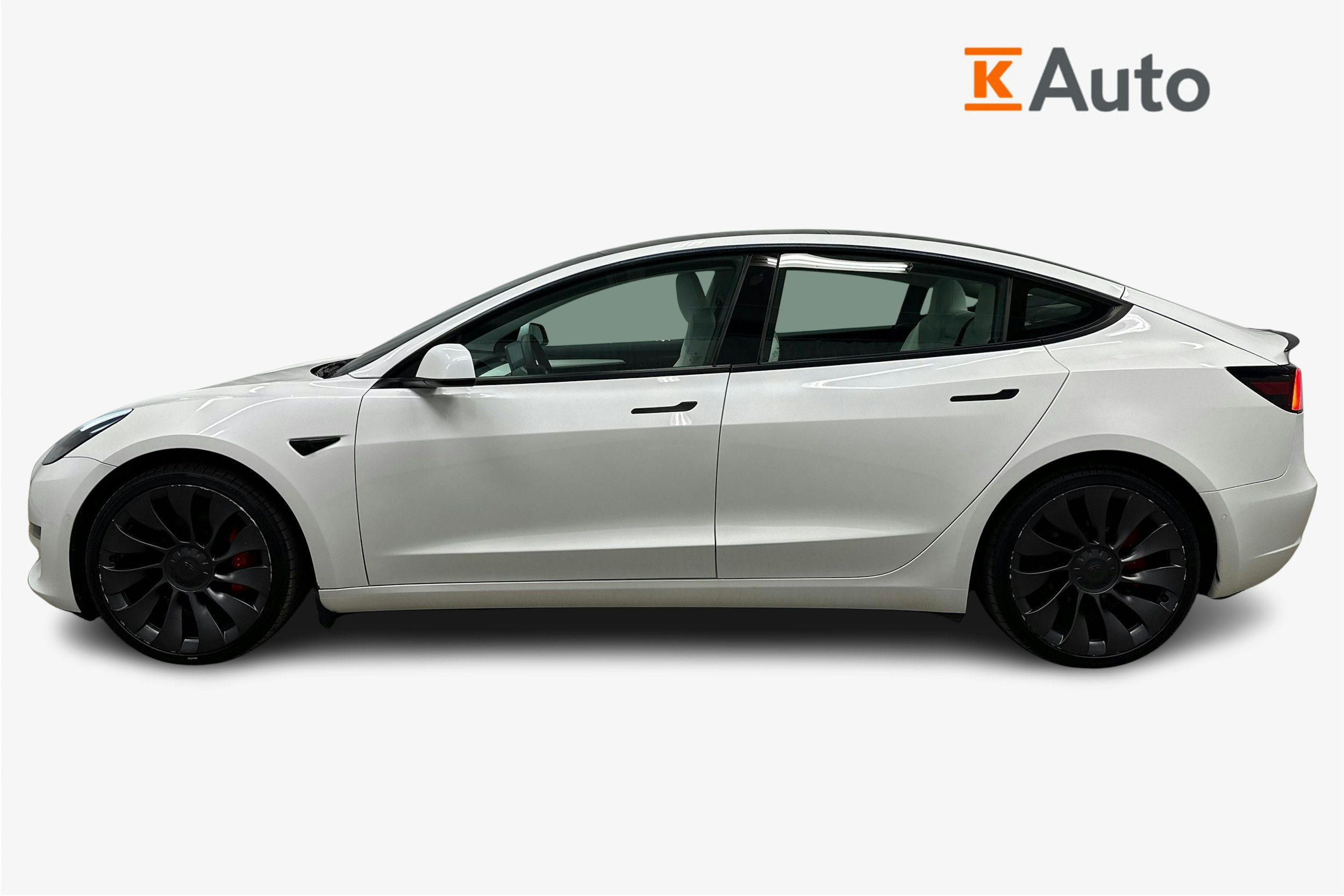 valkoinen Tesla Model 3 2021 kuva 6.