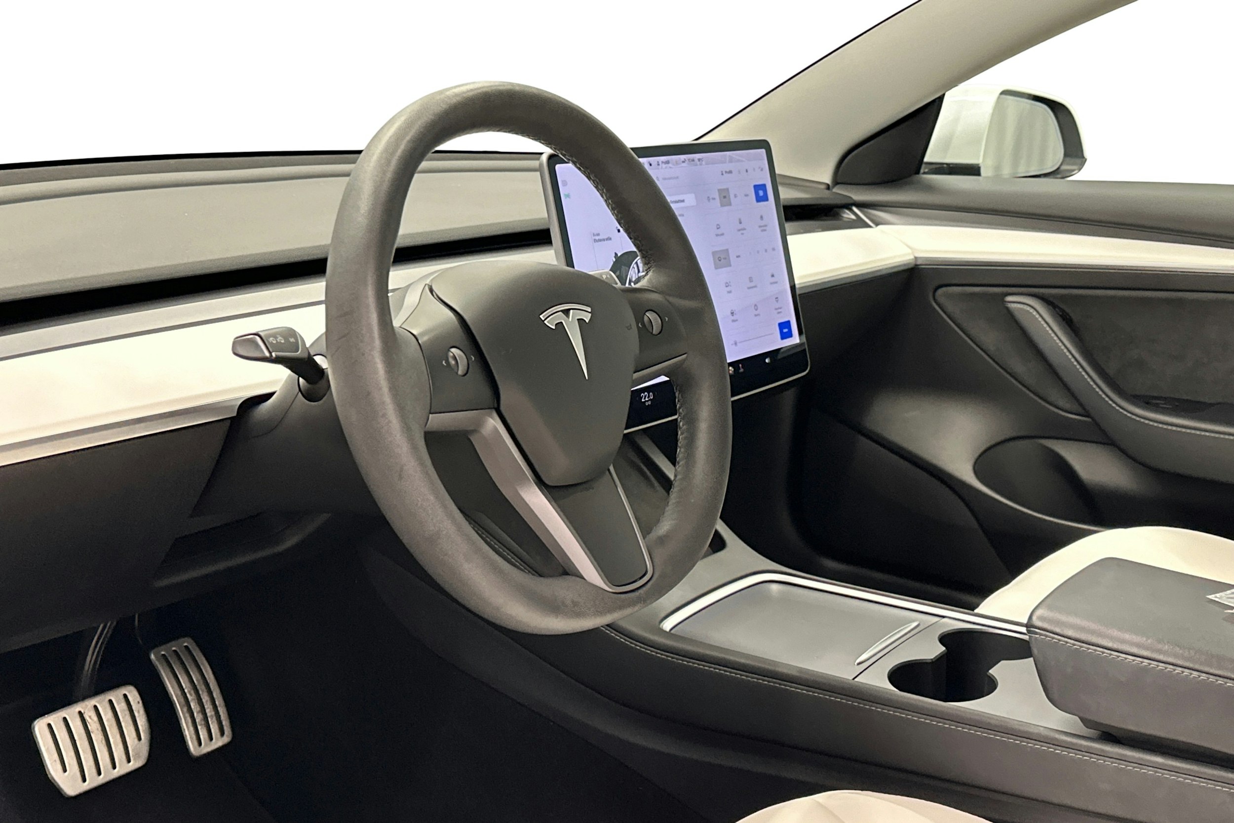 valkoinen Tesla Model 3 2021 kuva 7.