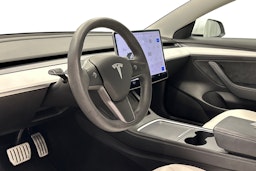 valkoinen Tesla Model 3 2021 kuva 7.