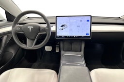 valkoinen Tesla Model 3 2021 kuva 9.