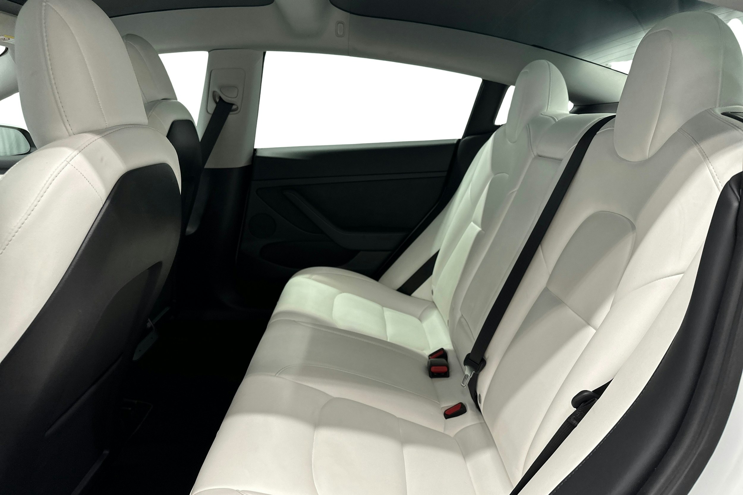 valkoinen Tesla Model 3 2021 kuva 10.