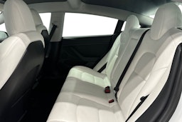 valkoinen Tesla Model 3 2021 kuva 10.