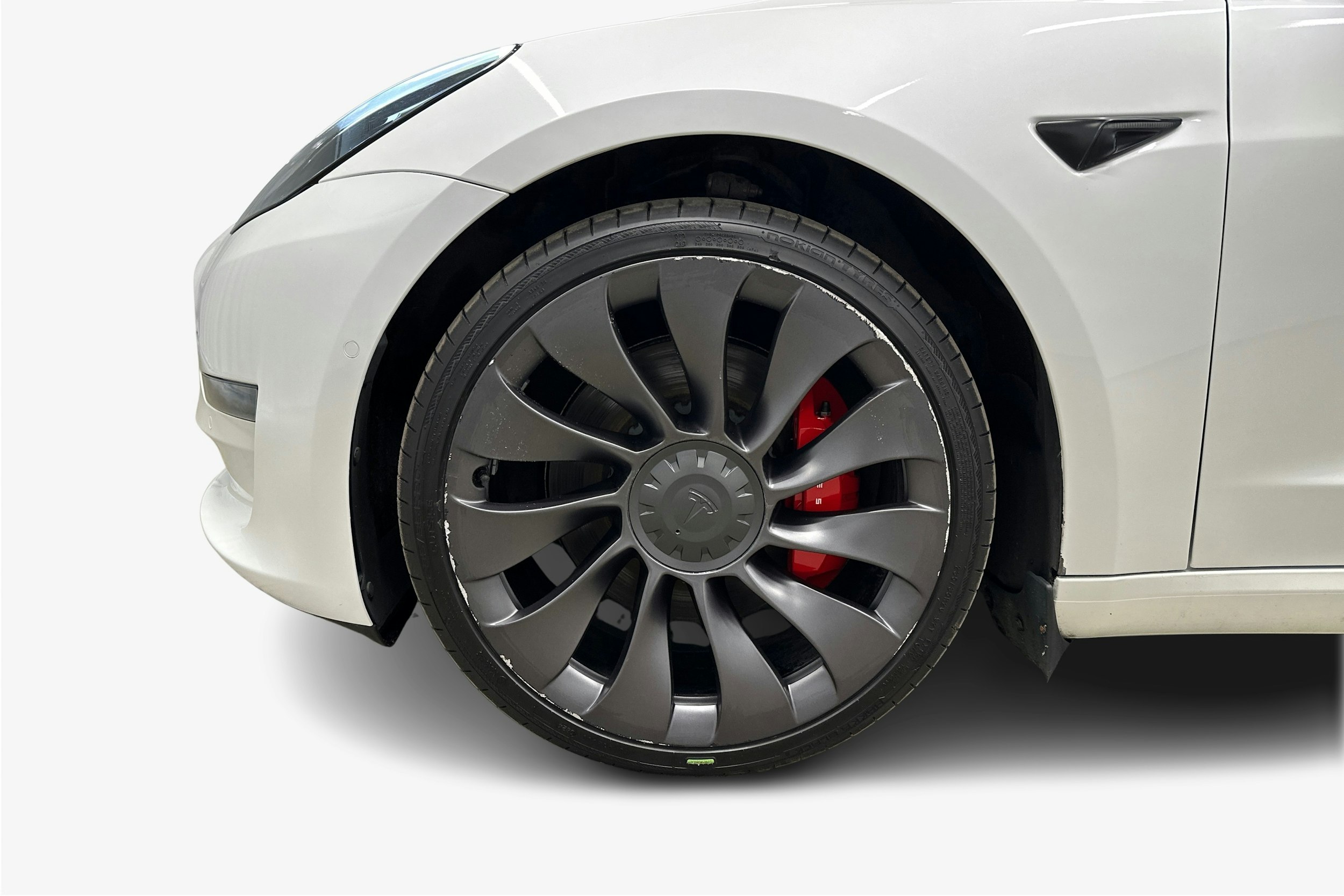 valkoinen Tesla Model 3 2021 kuva 11.