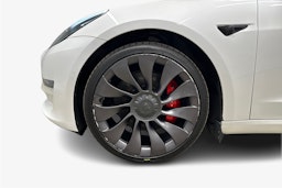 valkoinen Tesla Model 3 2021 kuva 11.