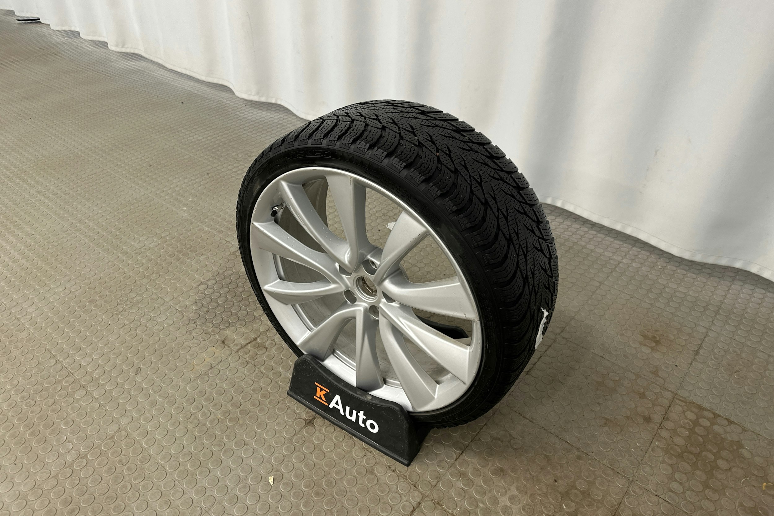 valkoinen Tesla Model 3 2021 kuva 13.