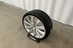 valkoinen Tesla Model 3 2021 kuva 13.