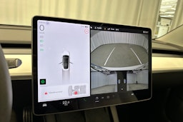 valkoinen Tesla Model 3 2021 kuva 14.