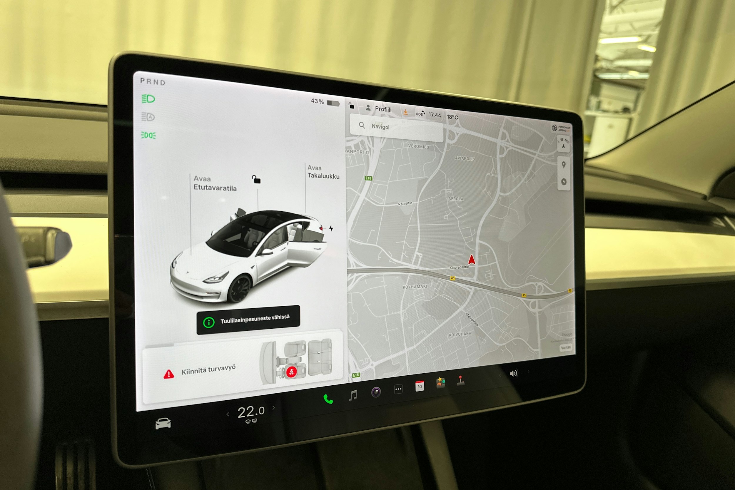 valkoinen Tesla Model 3 2021 kuva 15.