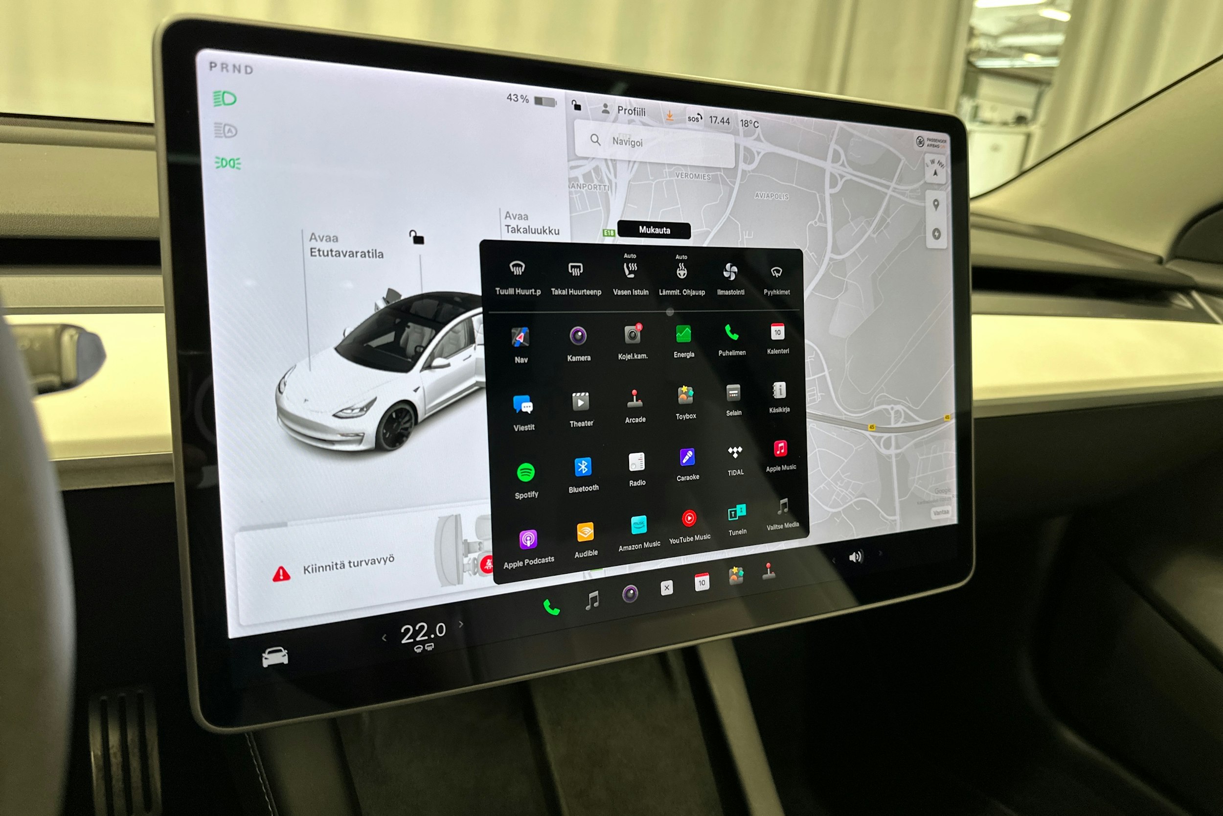 valkoinen Tesla Model 3 2021 kuva 16.