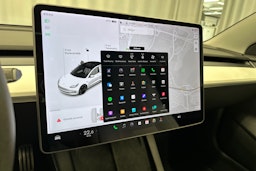 valkoinen Tesla Model 3 2021 kuva 16.