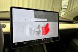 valkoinen Tesla Model 3 2021 kuva 17.