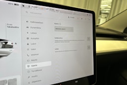 valkoinen Tesla Model 3 2021 kuva 18.