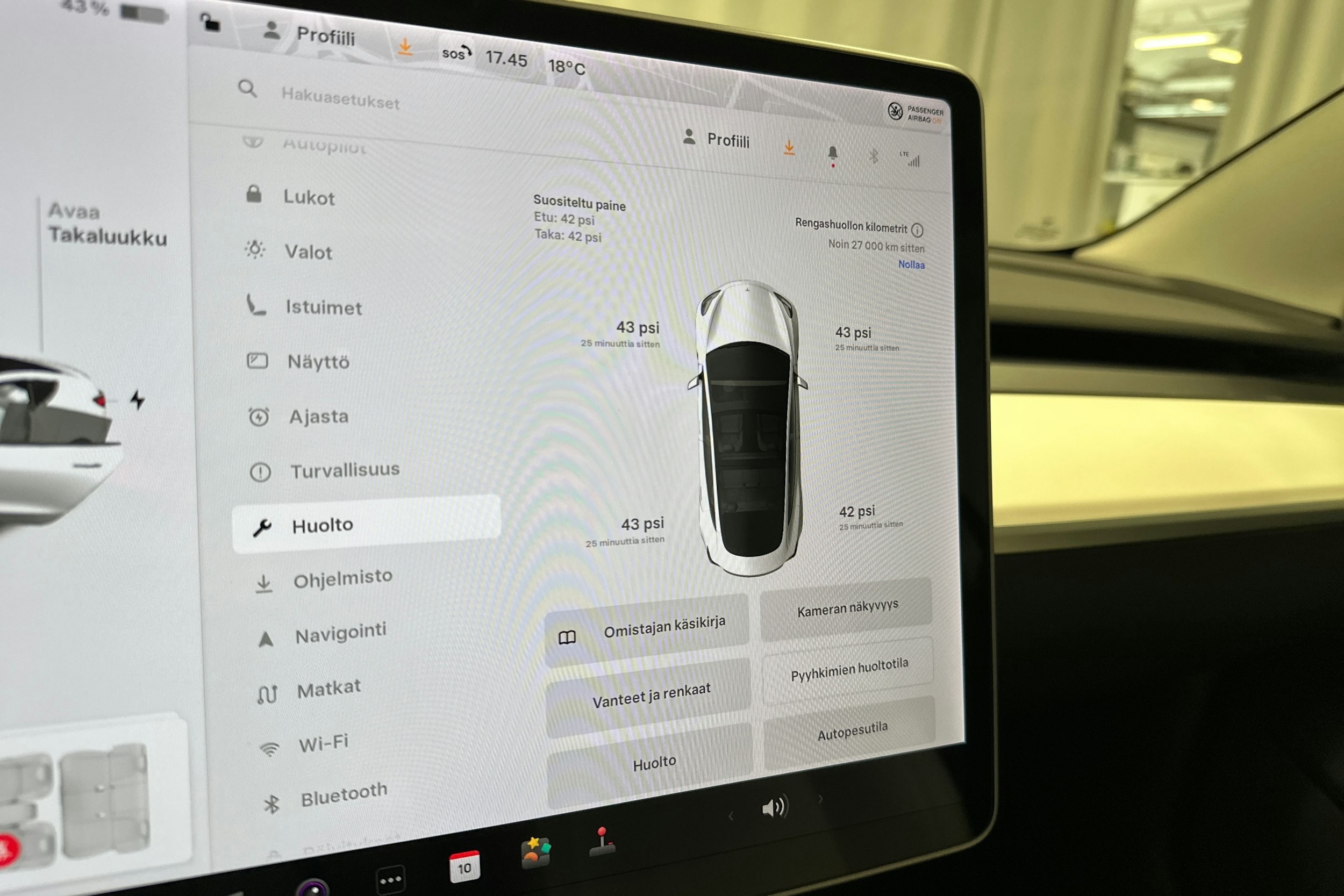 valkoinen Tesla Model 3 2021 kuva 19.
