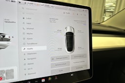 valkoinen Tesla Model 3 2021 kuva 19.