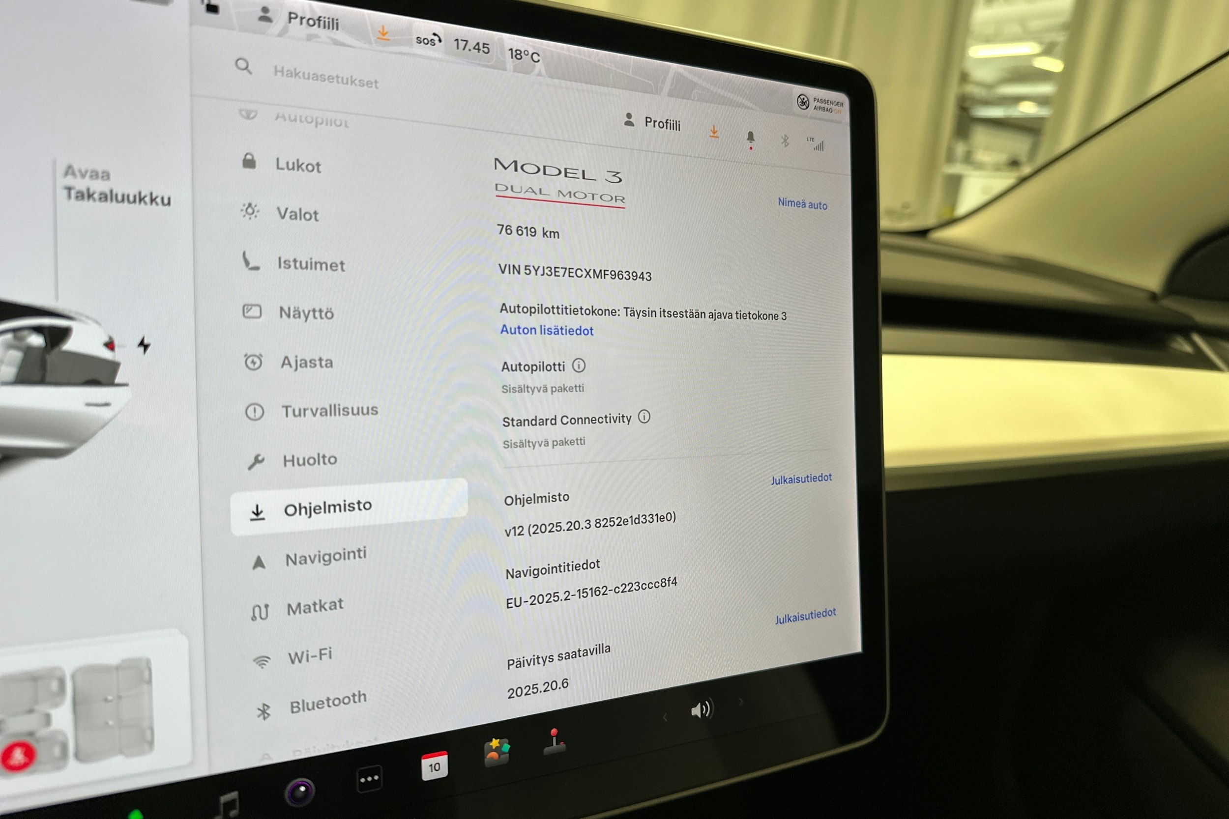 valkoinen Tesla Model 3 2021 kuva 20.
