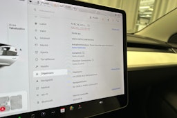 valkoinen Tesla Model 3 2021 kuva 20.