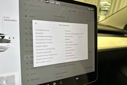 valkoinen Tesla Model 3 2021 kuva 21.