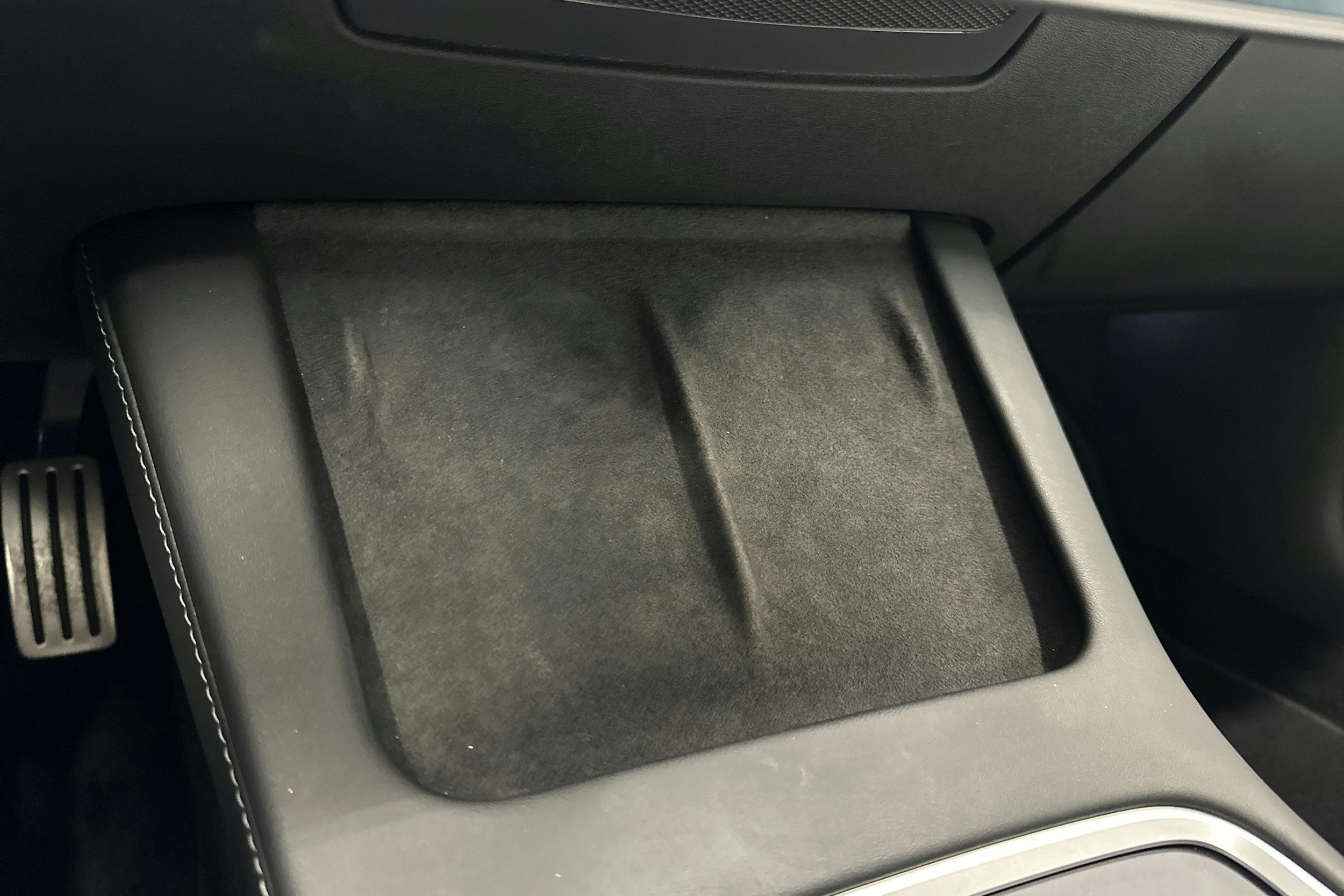 valkoinen Tesla Model 3 2021 kuva 22.