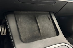 valkoinen Tesla Model 3 2021 kuva 22.