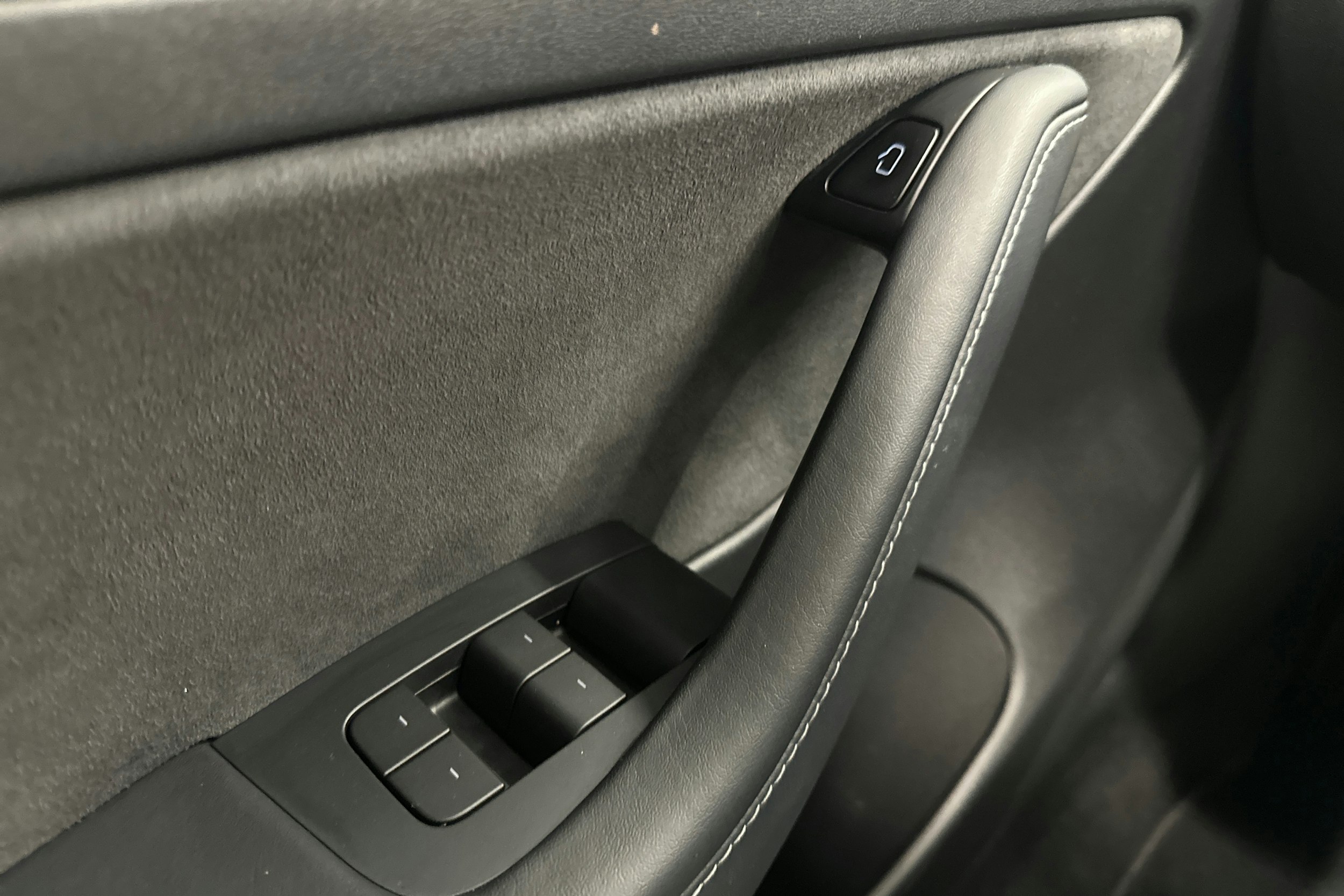 valkoinen Tesla Model 3 2021 kuva 23.