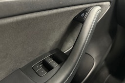 valkoinen Tesla Model 3 2021 kuva 23.