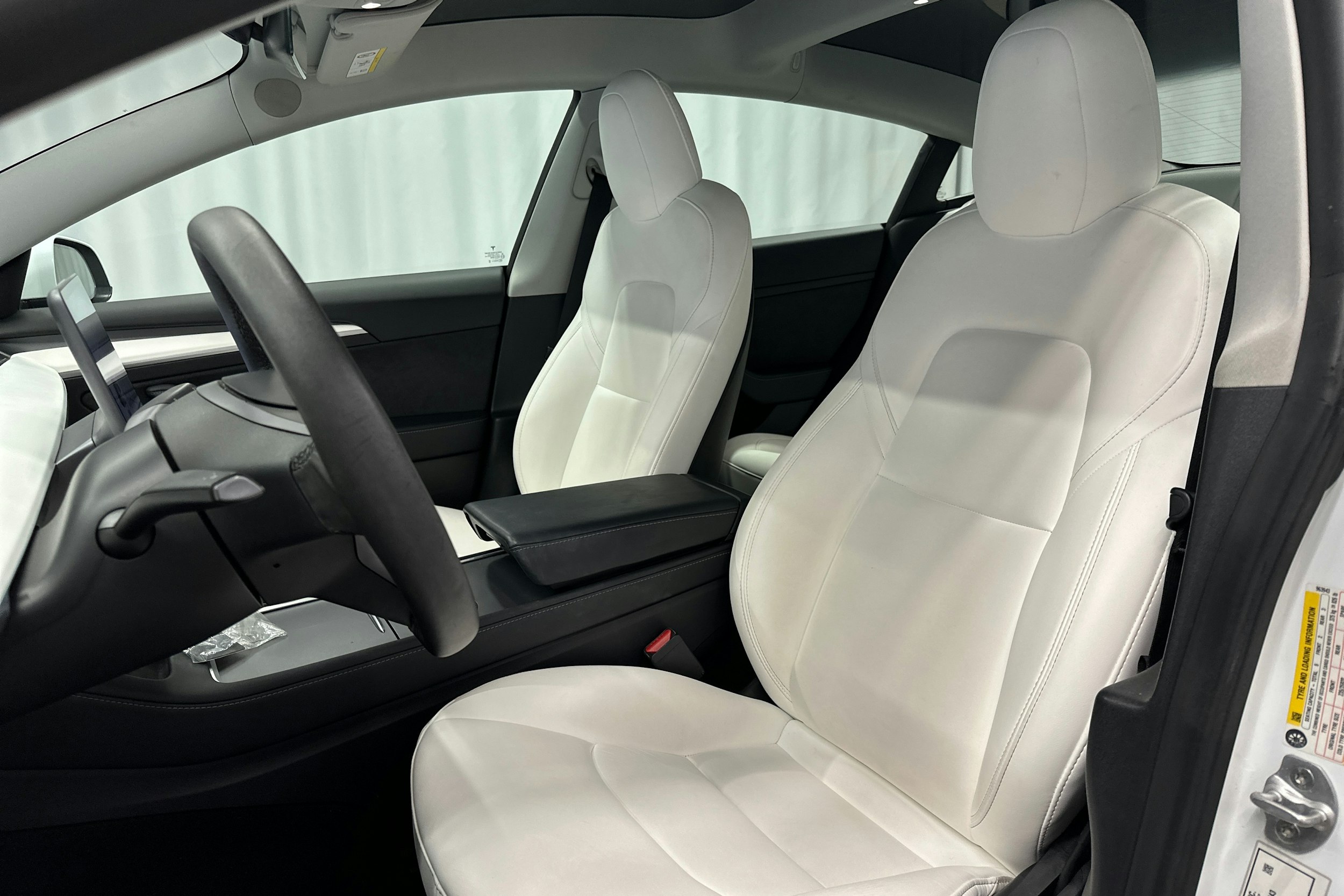valkoinen Tesla Model 3 2021 kuva 24.