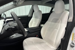 valkoinen Tesla Model 3 2021 kuva 24.