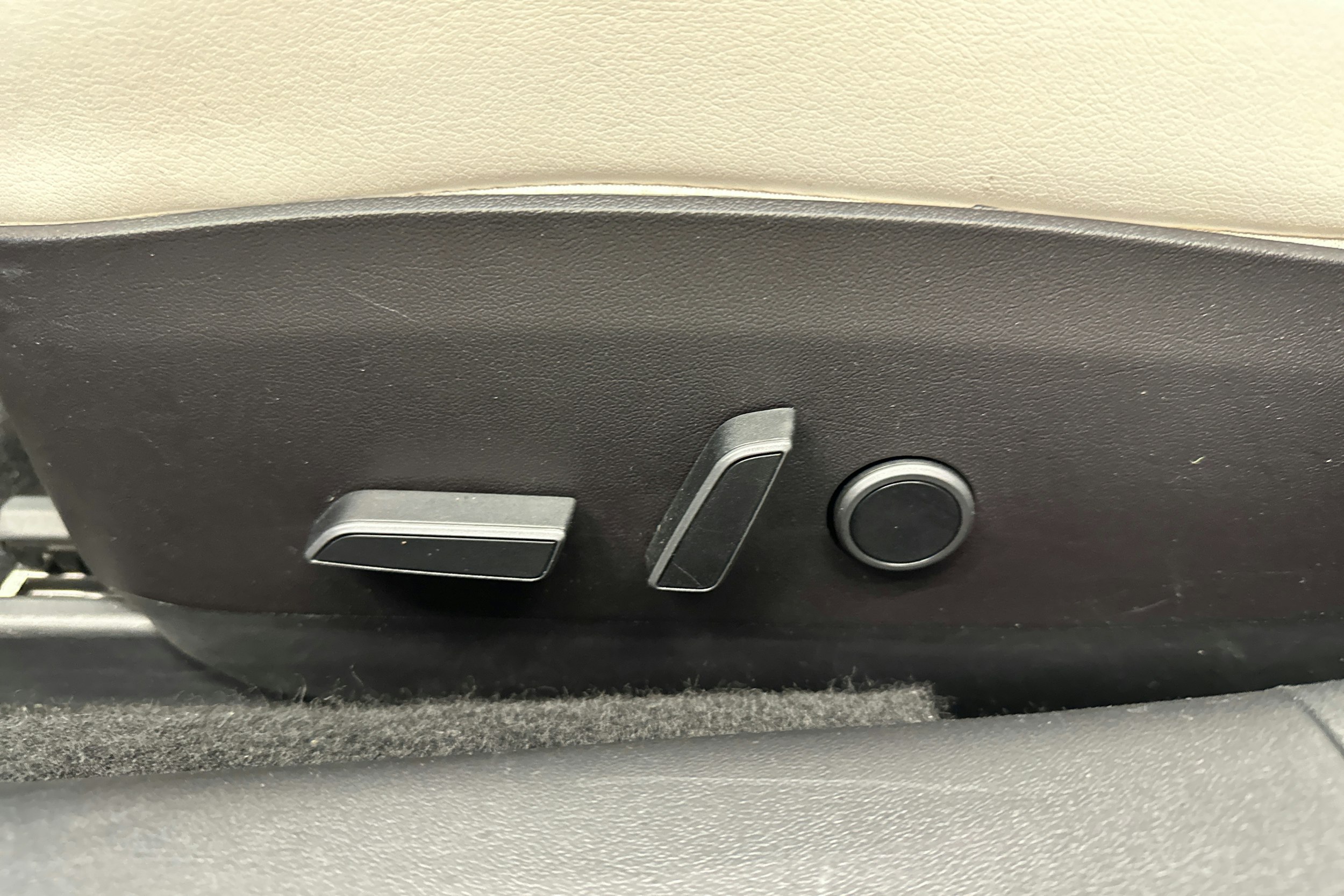 valkoinen Tesla Model 3 2021 kuva 25.