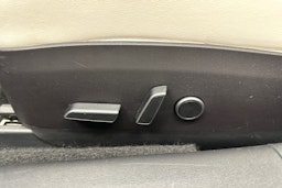 valkoinen Tesla Model 3 2021 kuva 25.