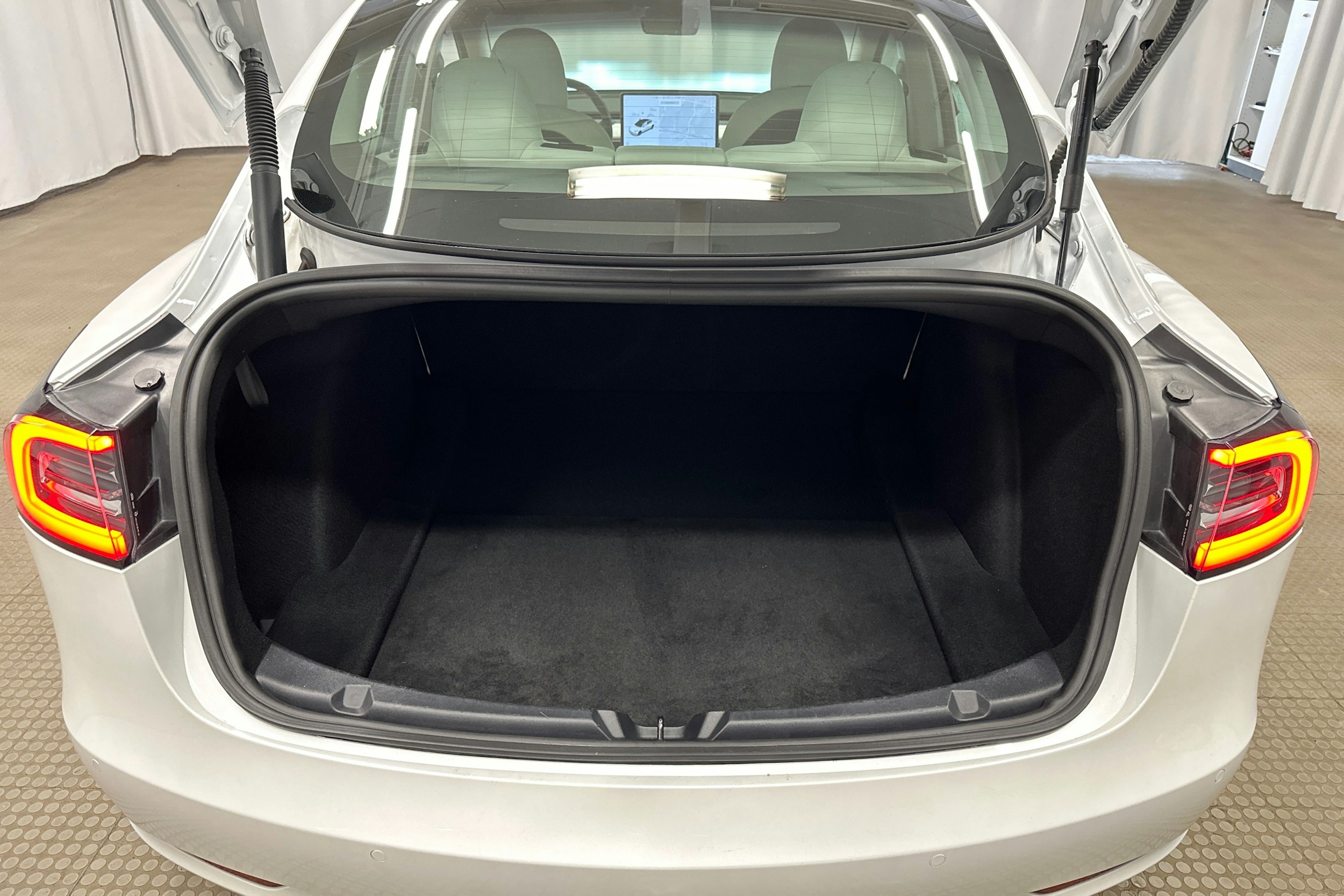 valkoinen Tesla Model 3 2021 kuva 26.