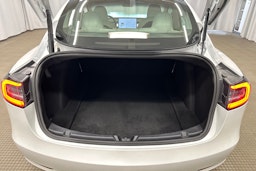 valkoinen Tesla Model 3 2021 kuva 26.