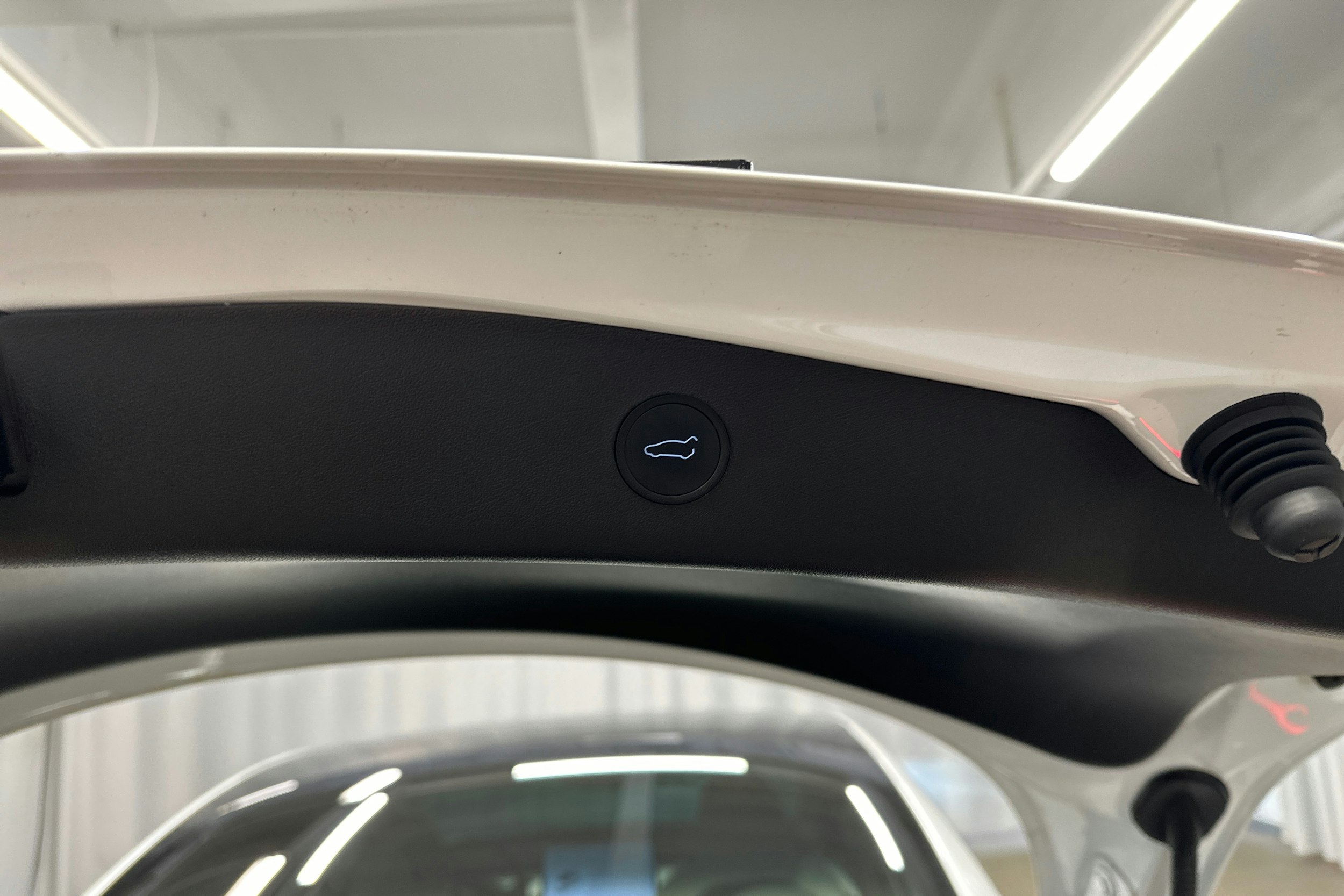 valkoinen Tesla Model 3 2021 kuva 27.