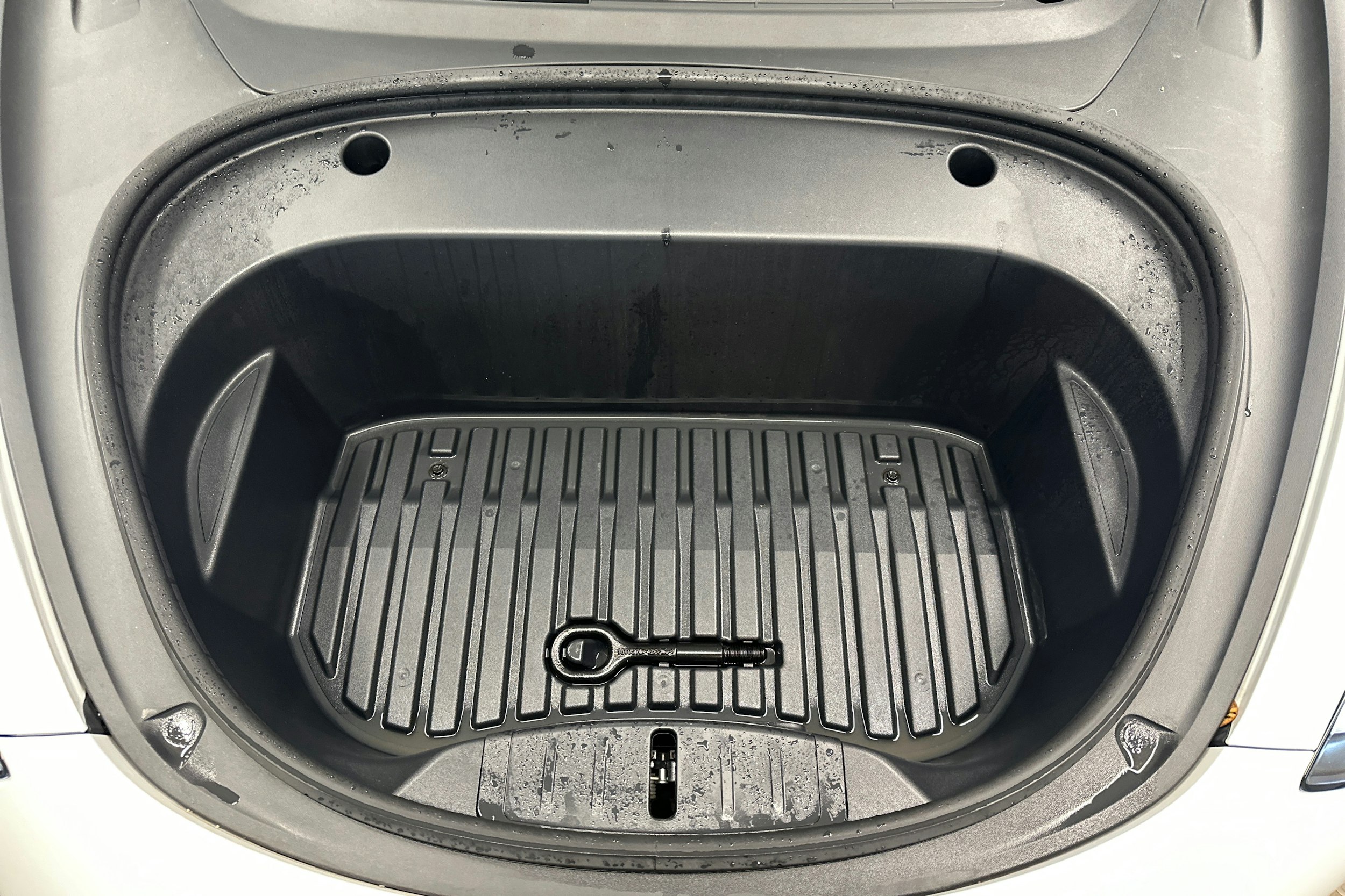 valkoinen Tesla Model 3 2021 kuva 28.
