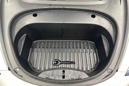 valkoinen Tesla Model 3 2021 kuva 28.