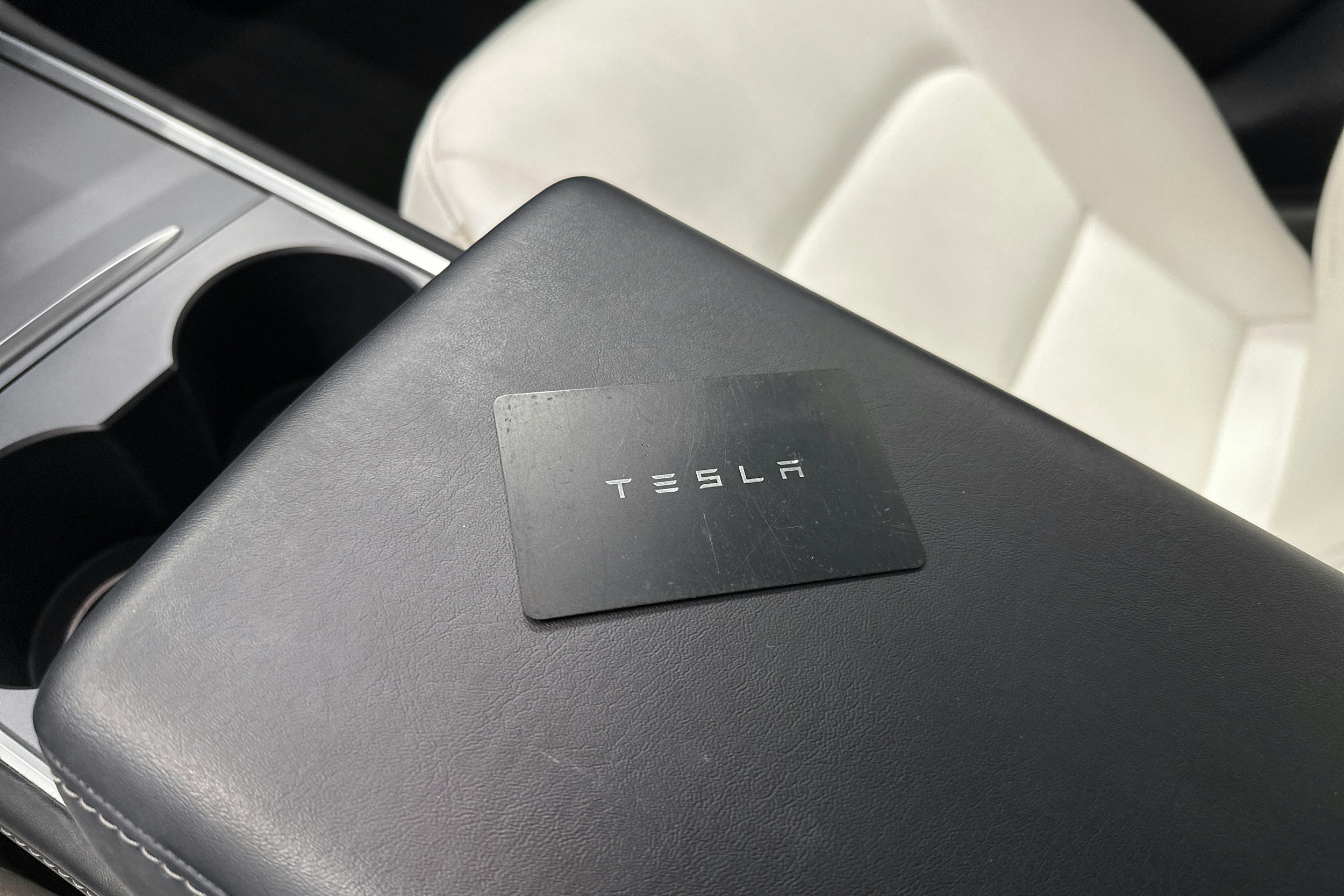 valkoinen Tesla Model 3 2021 kuva 29.
