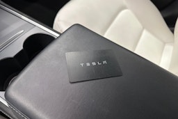 valkoinen Tesla Model 3 2021 kuva 29.
