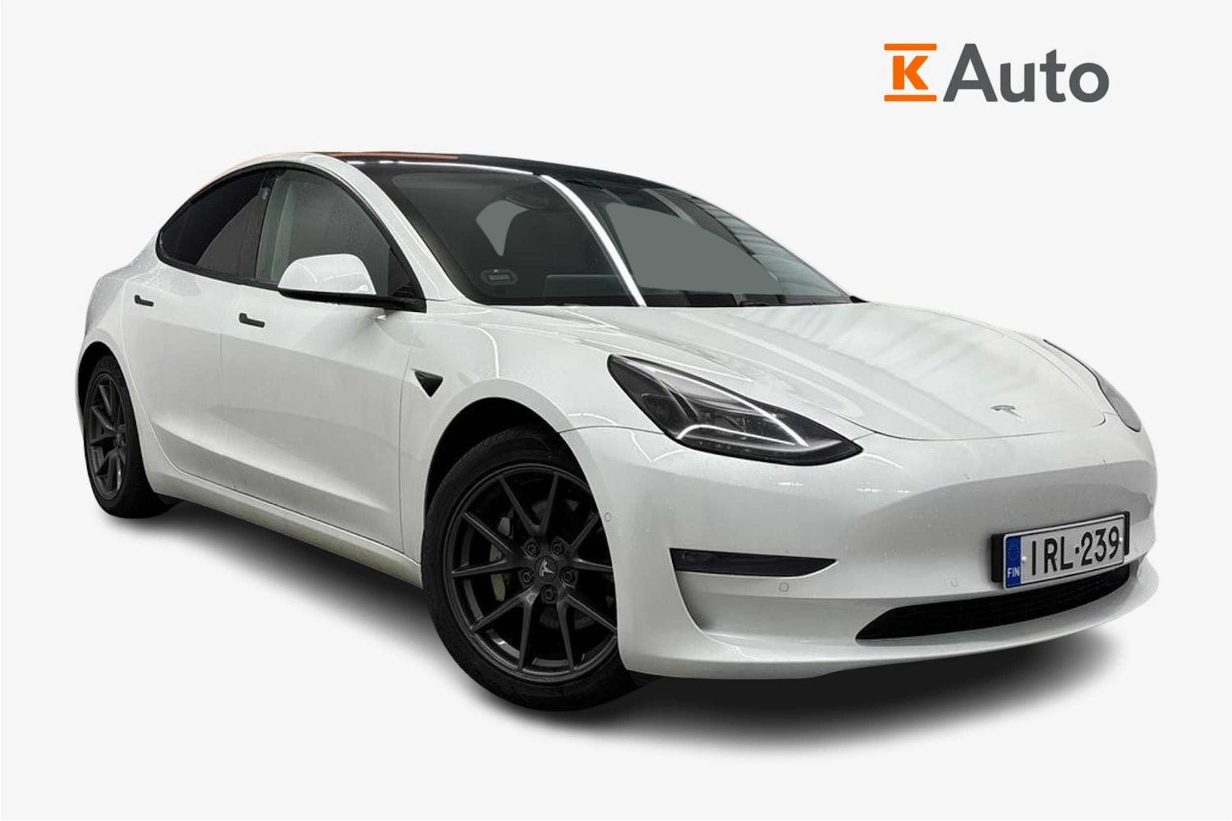 valkoinen Tesla Model 3 2021 kuva 1.