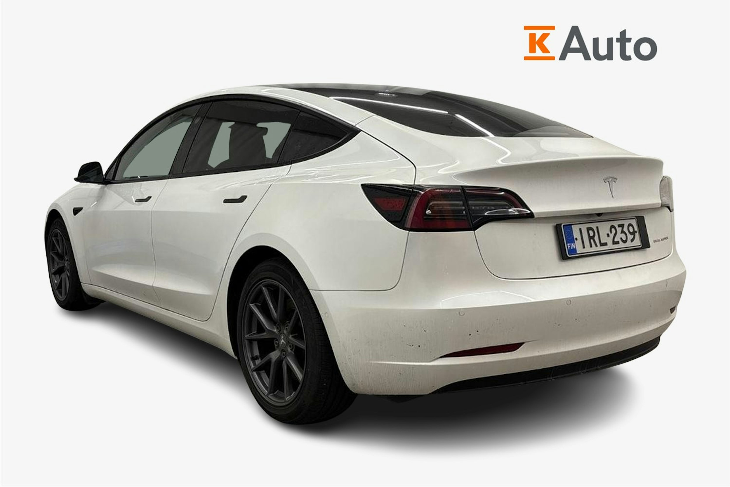 valkoinen Tesla Model 3 2021 kuva 2.