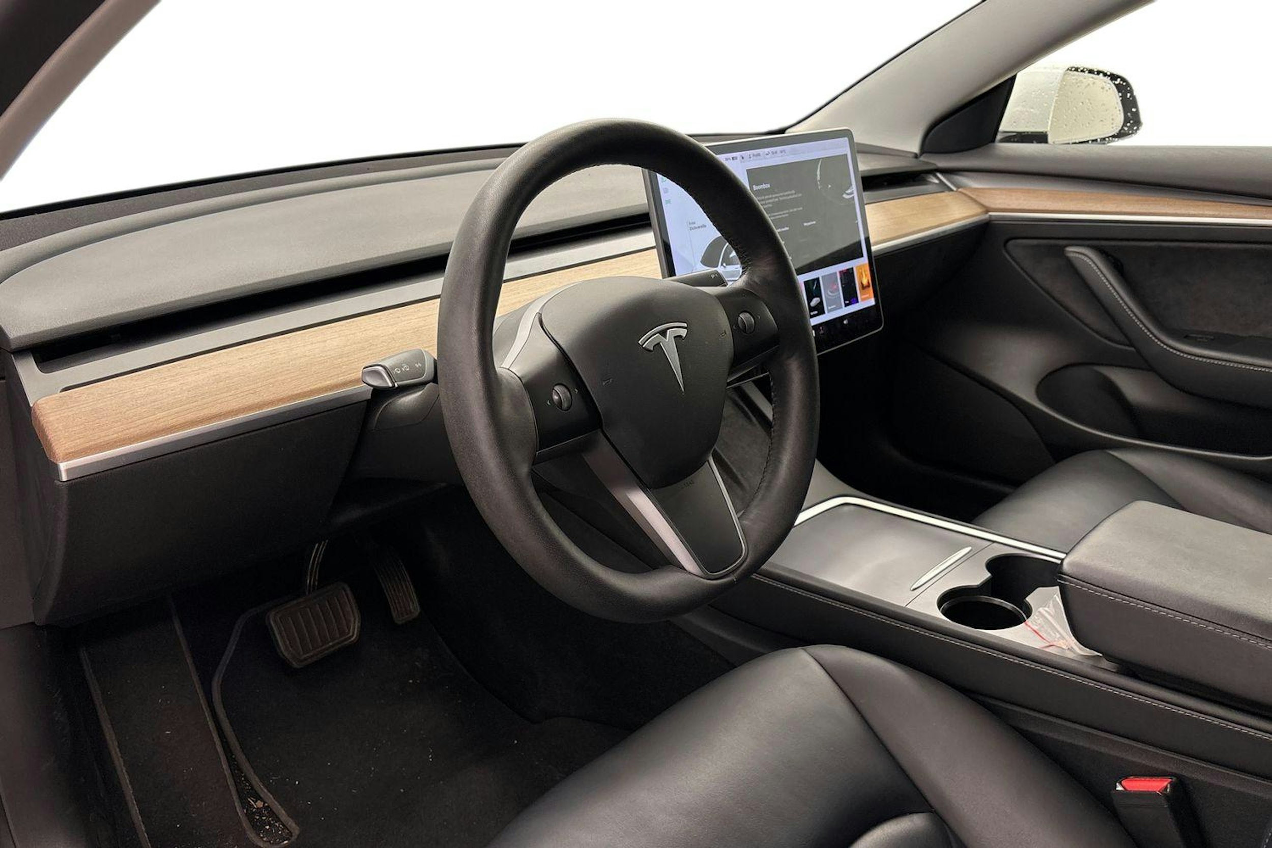 valkoinen Tesla Model 3 2021 kuva 3.