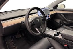 valkoinen Tesla Model 3 2021 kuva 3.