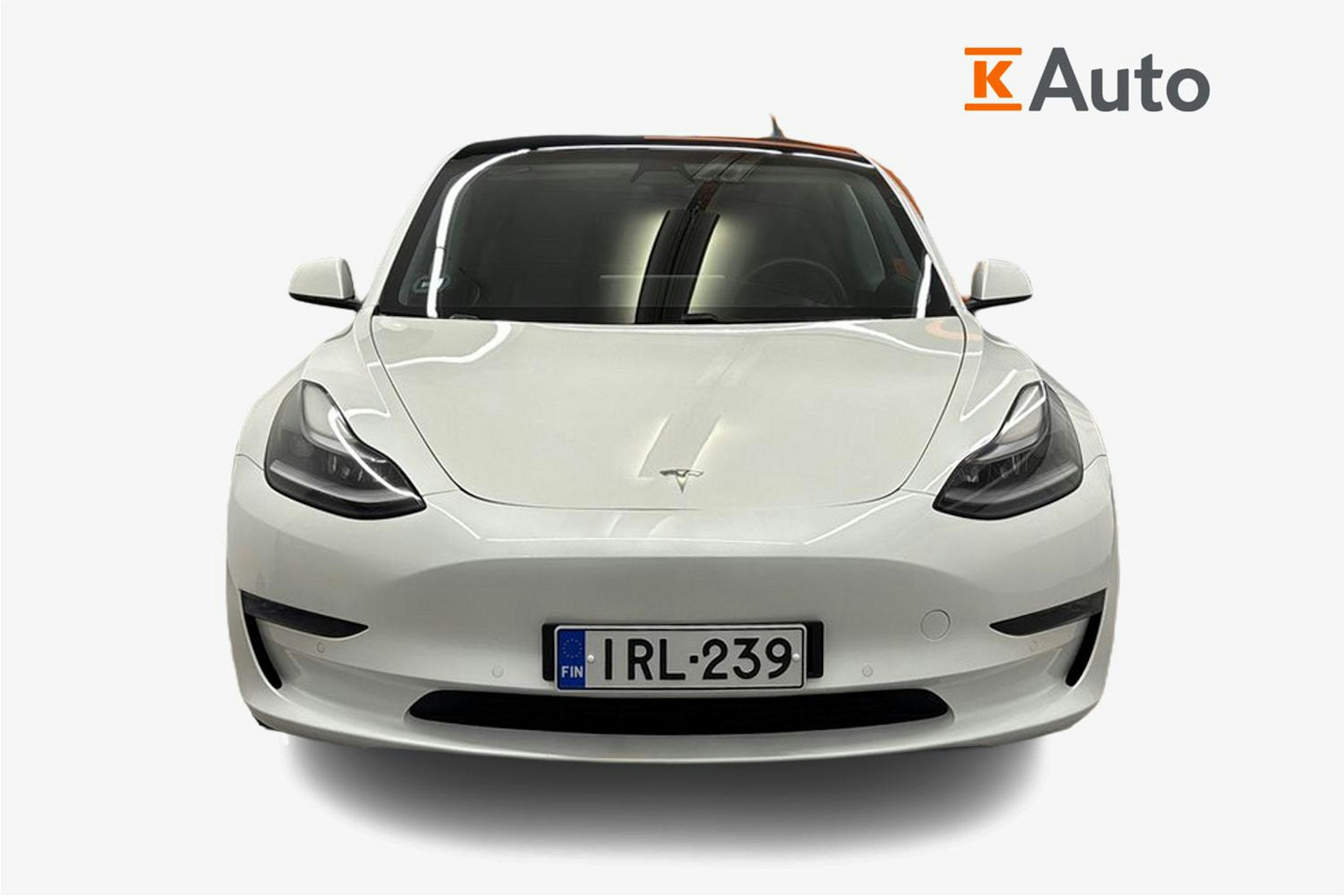valkoinen Tesla Model 3 2021 kuva 4.